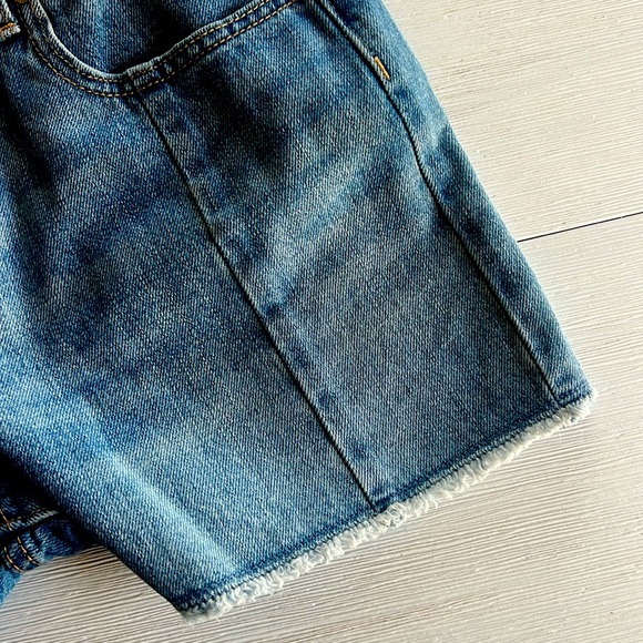 Old Navy Girls 5 Pocket Jean Shorts Medium Wash - Never Worn! - Size 14 - Picture 3 of 5